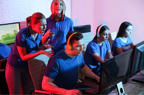 Squadra competitiva di eSport impegnata in un'intensa partita multiplayer, con i compagni di squadra che reagiscono e comunicano all'interno di una moderna arena di gioco.